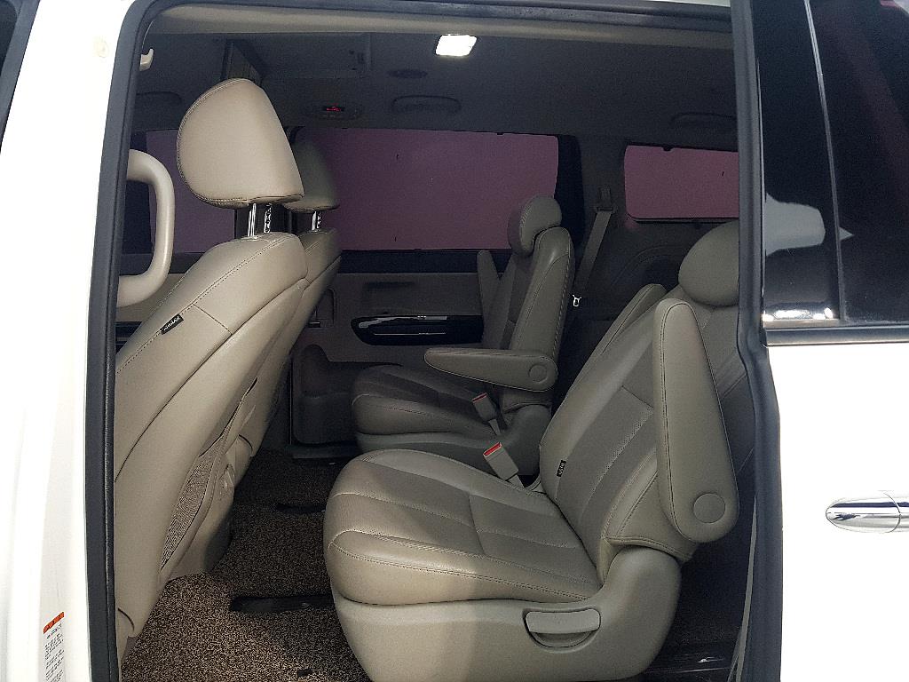 KIA Carnival - Vista 8