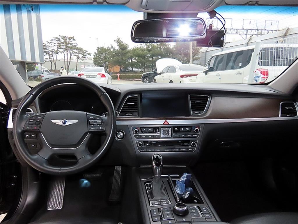 HYUNDAI Genesis - Vista 6