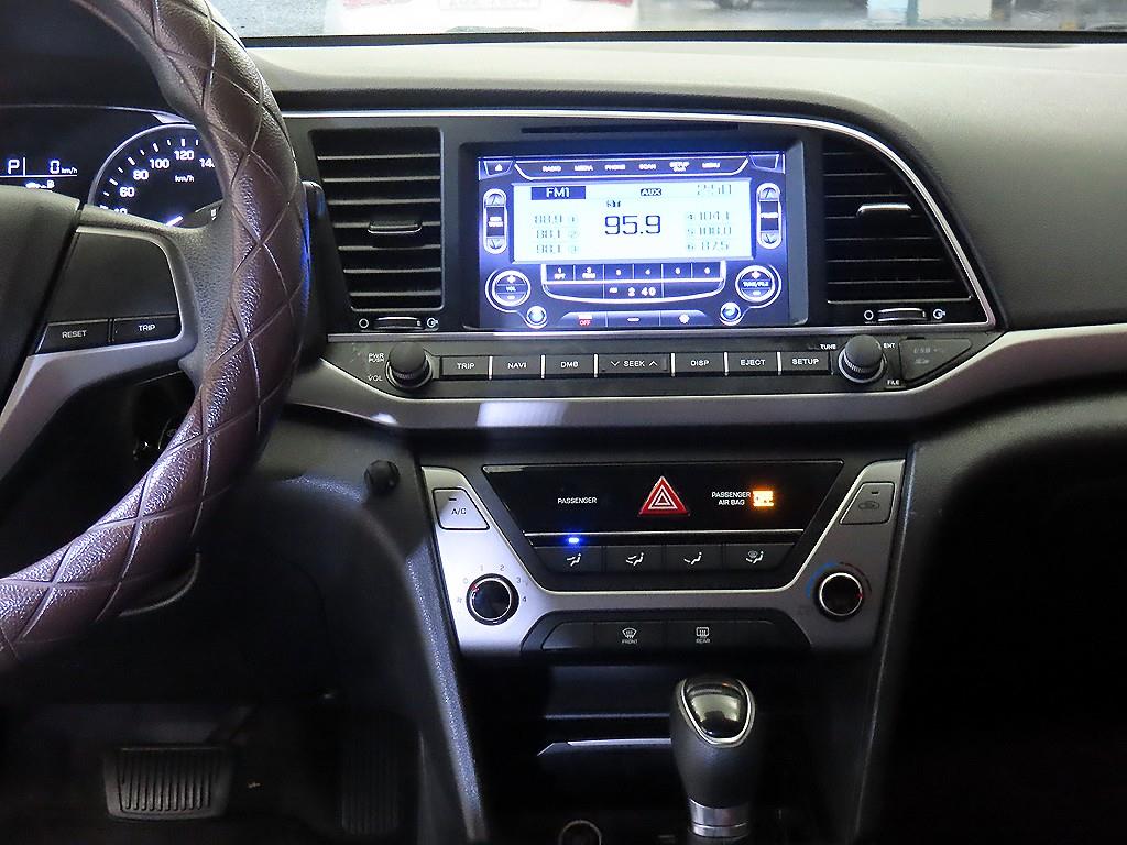 HYUNDAI Avante - Vista 11