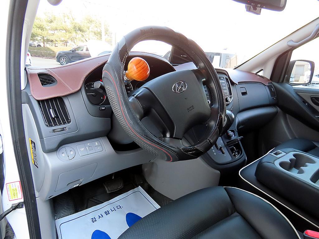 HYUNDAI Starex - Vista 8