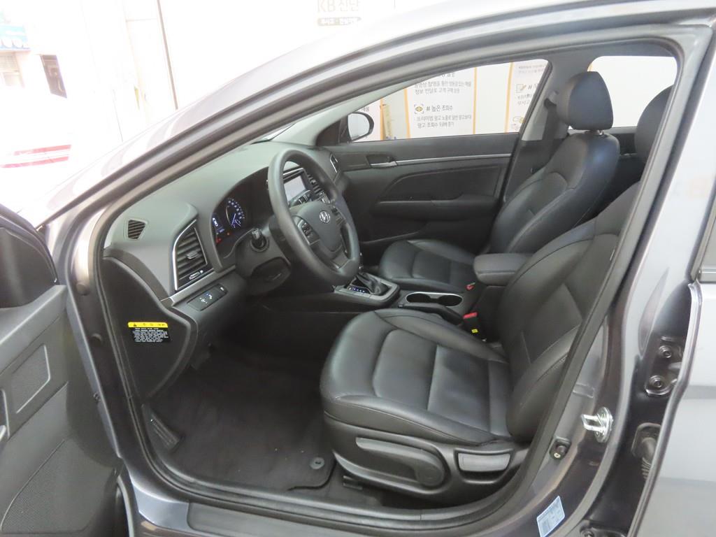 HYUNDAI Avante - Vista 5