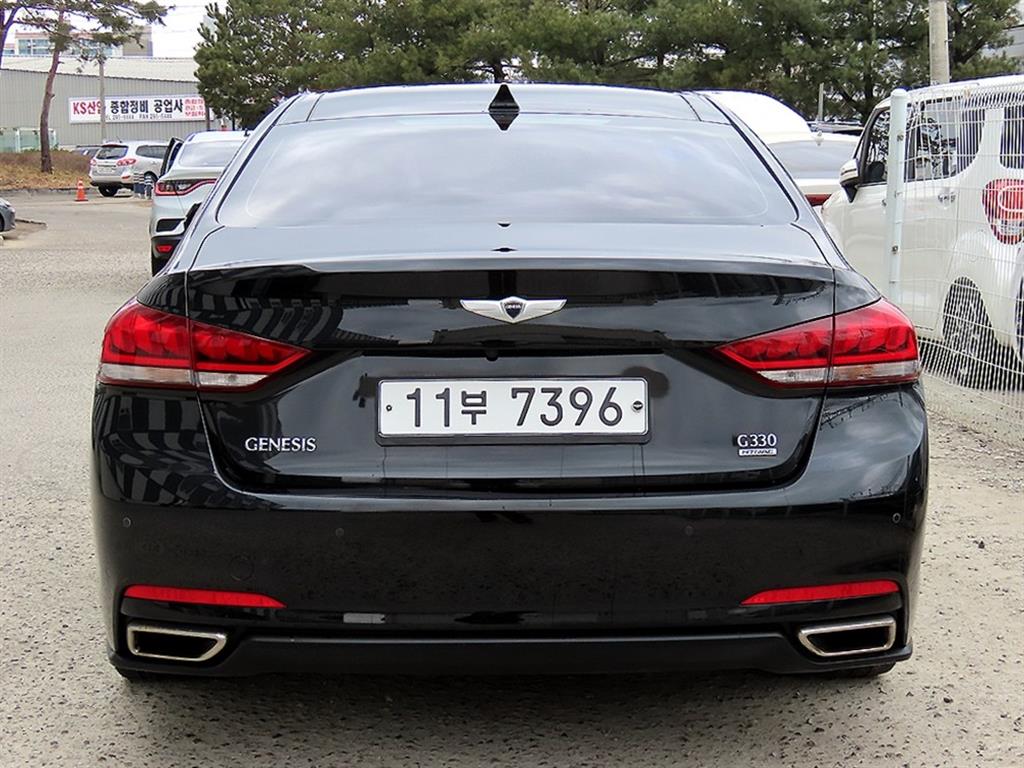 HYUNDAI Genesis - Vista 4