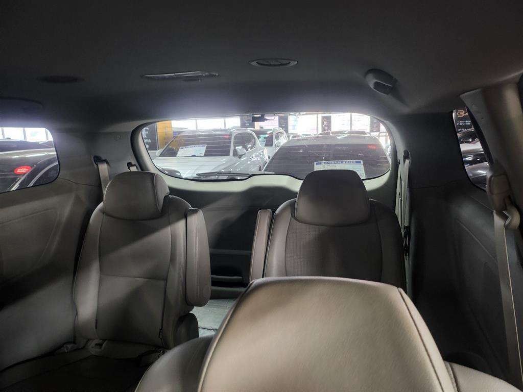 KIA Carnival - Vista 12
