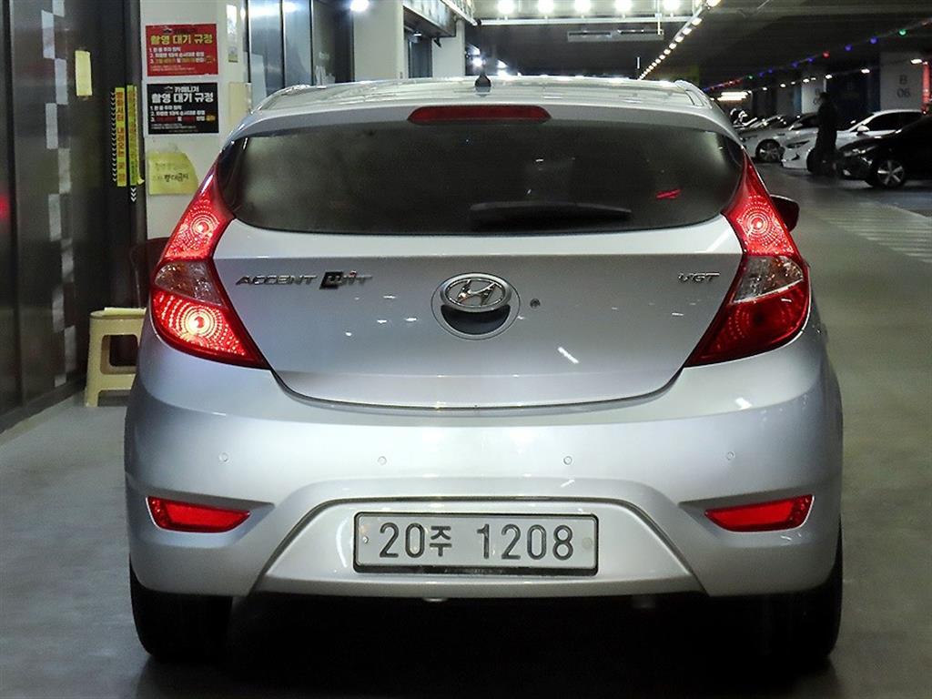 HYUNDAI Accent - Vista 5