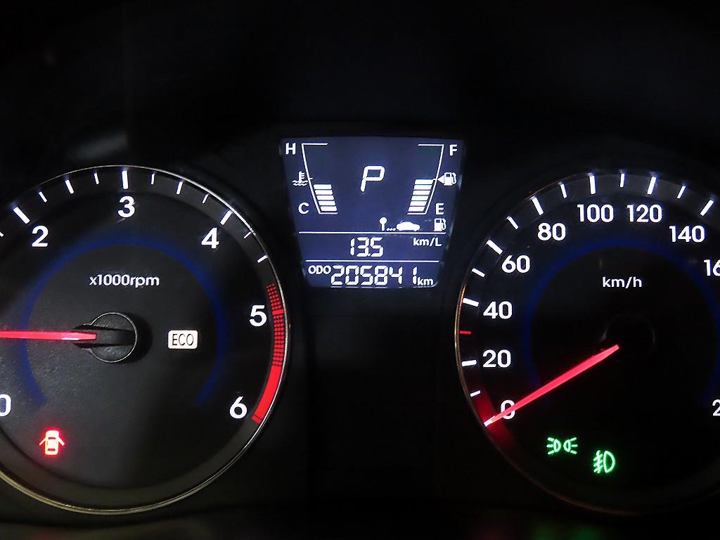 HYUNDAI Accent - Vista 9