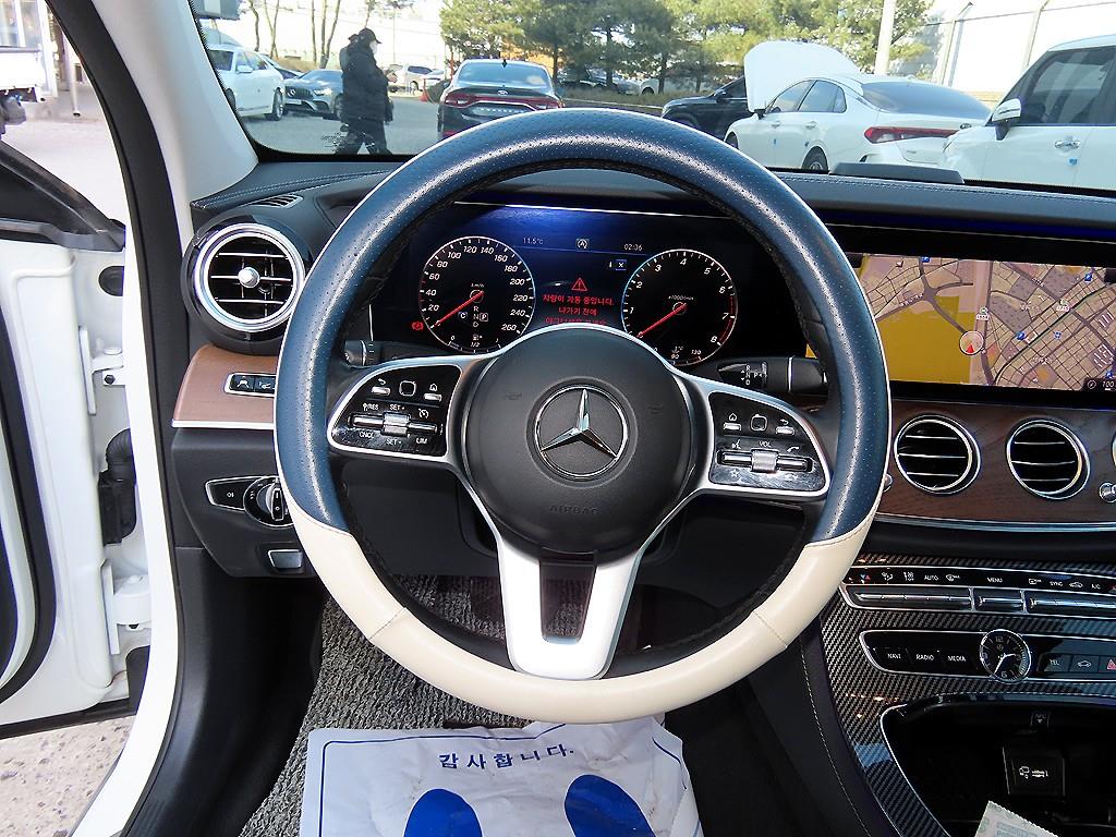 Mercedes Benz E class - Vista 8