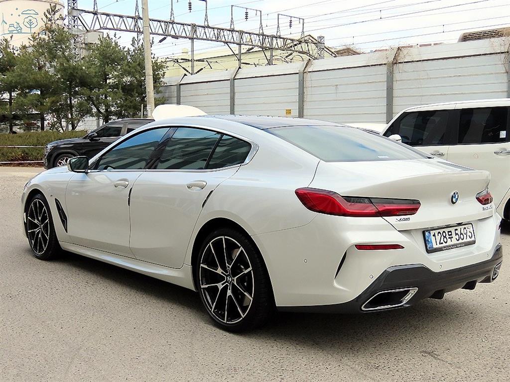 BMW 8 Series - Vista 3