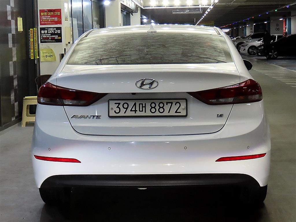 HYUNDAI Avante - Vista 5