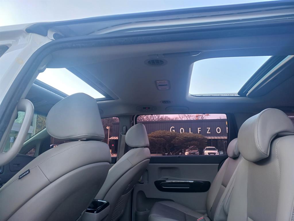 KIA Carnival - Vista 10