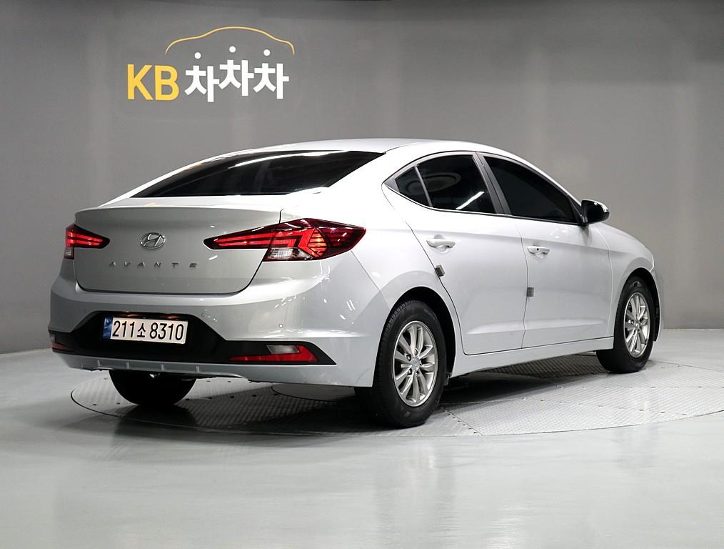 HYUNDAI Avante - Vista 3