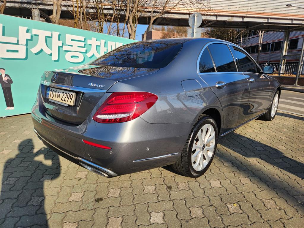 Mercedes Benz E class - Vista 3