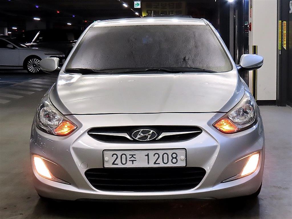 HYUNDAI Accent - Vista 2