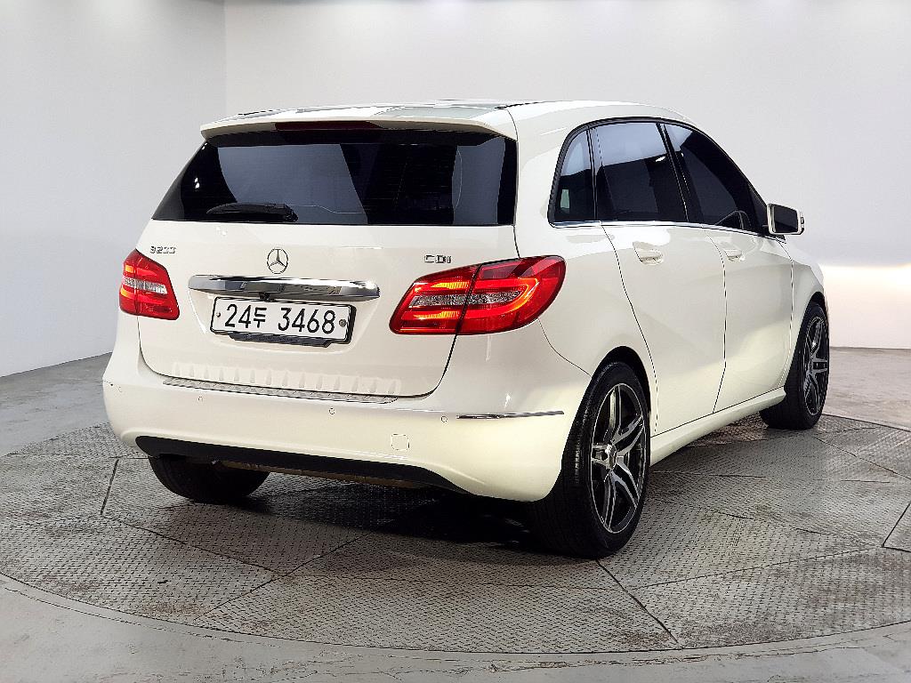 Mercedes Benz B Class (MY B) - Vista 4