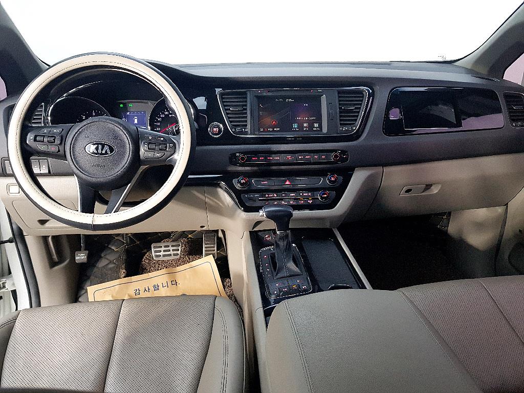 KIA Carnival - Vista 5
