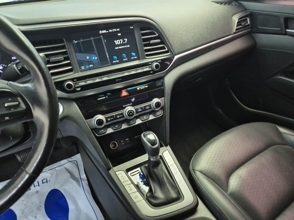 HYUNDAI Avante - Vista 10