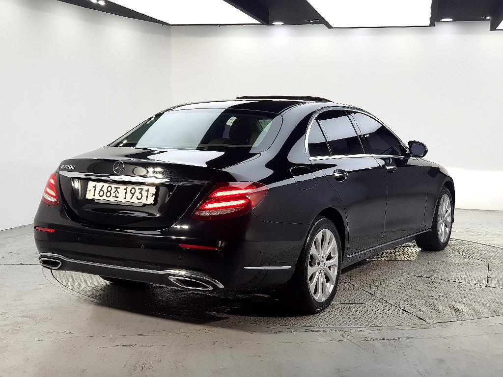 Mercedes Benz E class - Vista 4