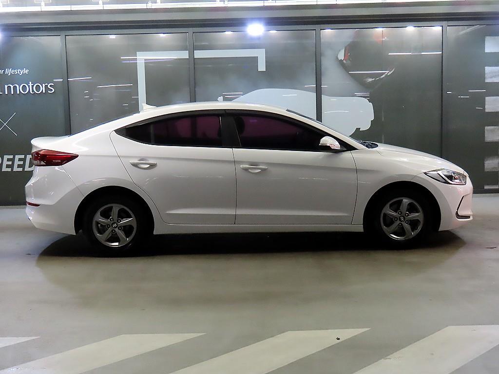 HYUNDAI Avante - Vista 3