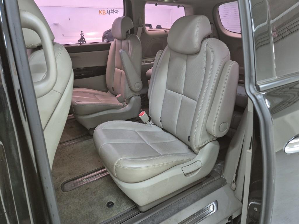 KIA Carnival - Vista 12