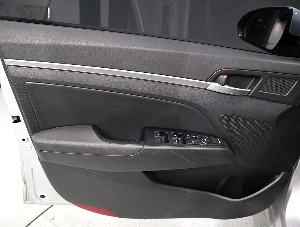 HYUNDAI Avante - Vista 8