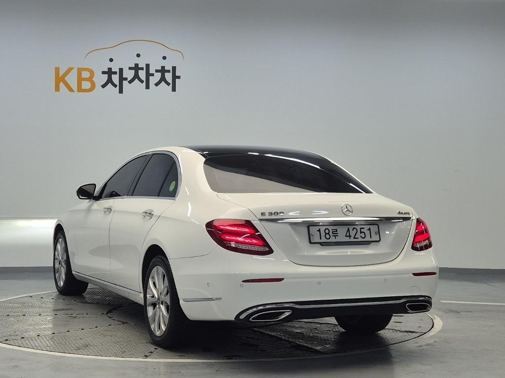 Mercedes Benz E class - Vista 4