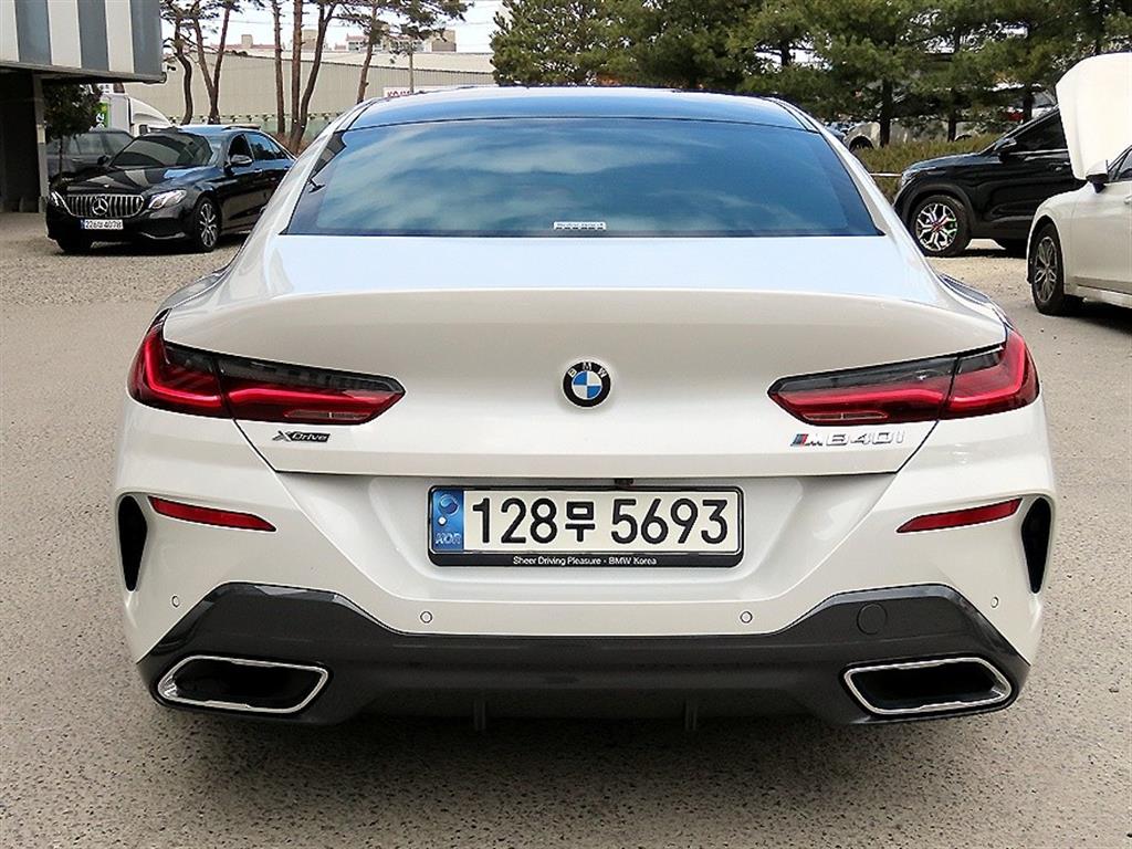 BMW 8 Series - Vista 4