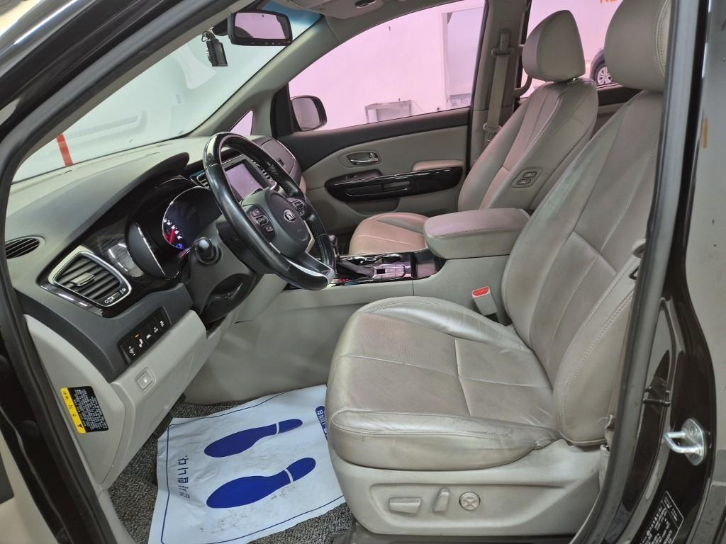KIA Carnival - Vista 11
