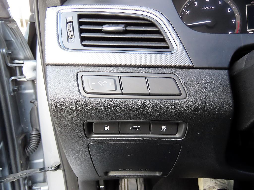 HYUNDAI Sonata - Vista 12