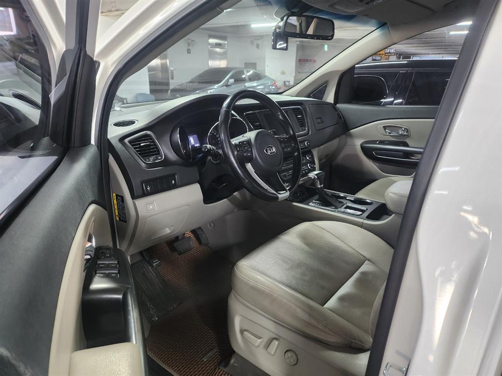KIA Carnival - Vista 9
