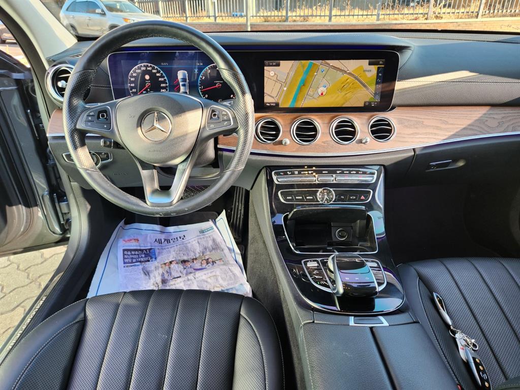 Mercedes Benz E class - Vista 12