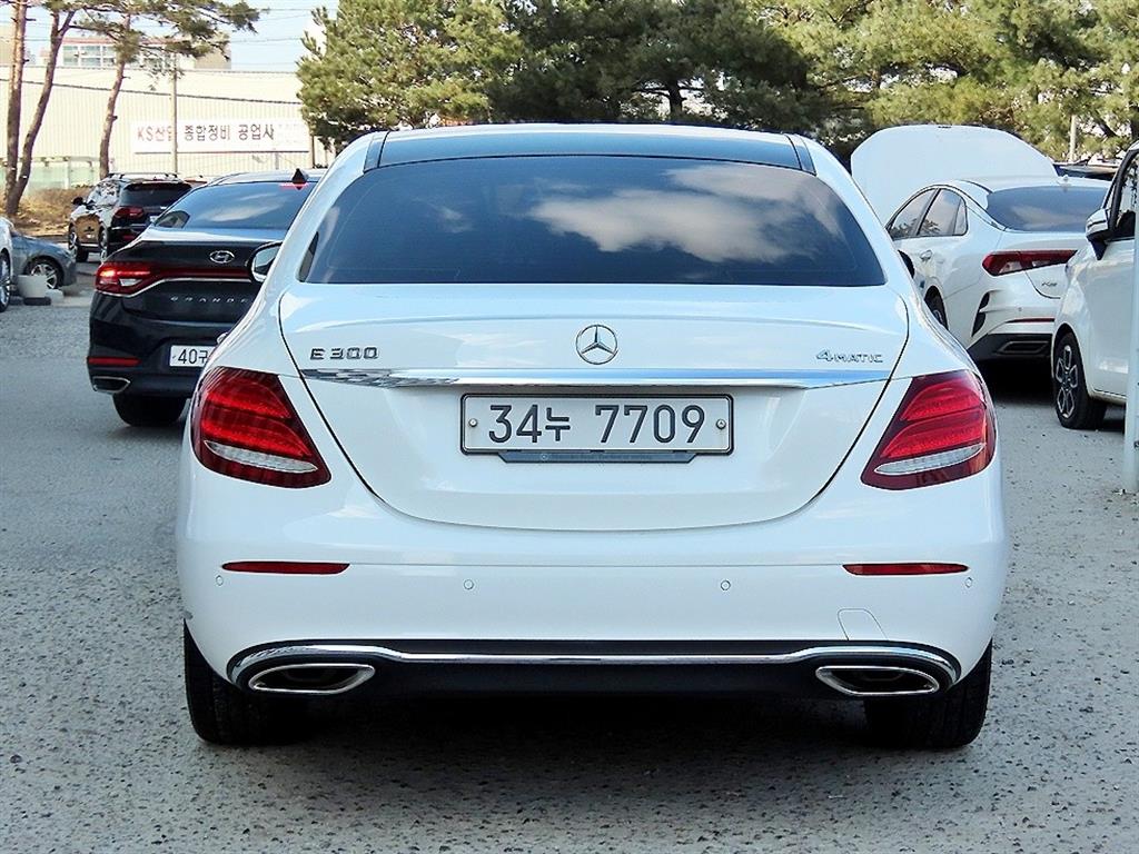Mercedes Benz E class - Vista 4
