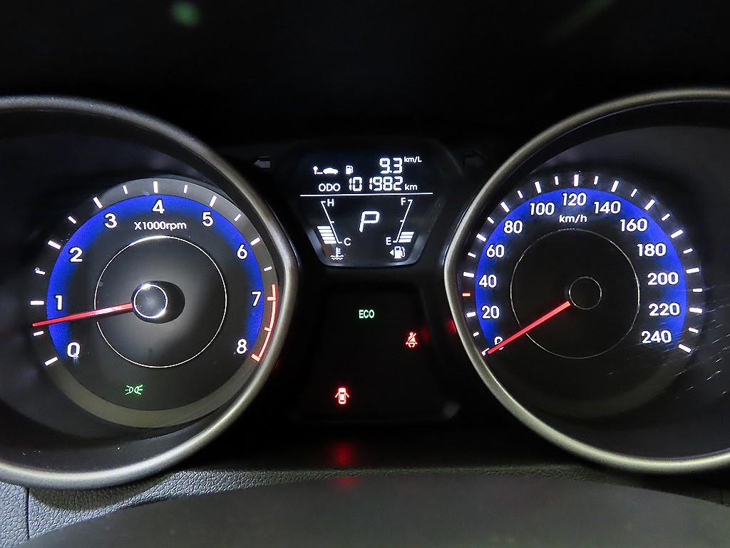 HYUNDAI Avante - Vista 9