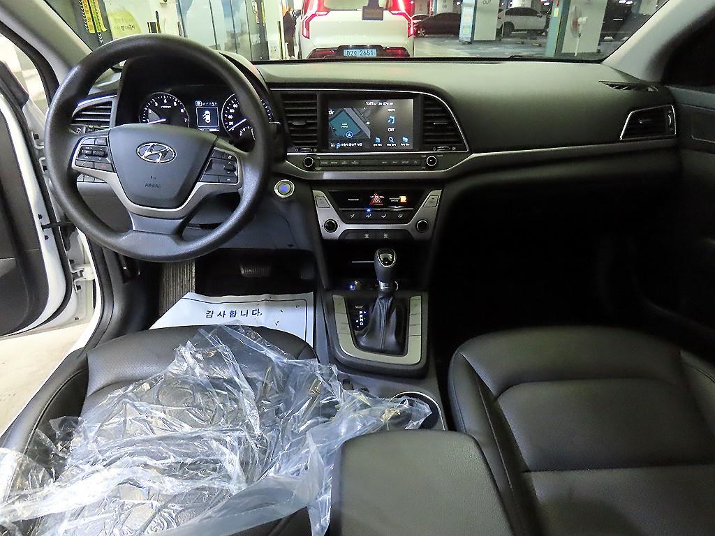 HYUNDAI Avante - Vista 10