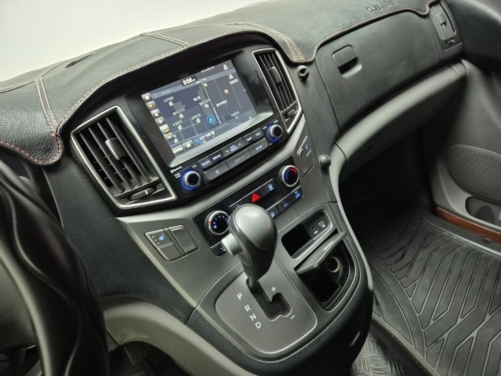 HYUNDAI Starex - Vista 10