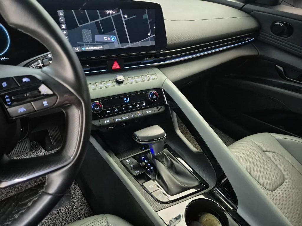 HYUNDAI Avante - Vista 10