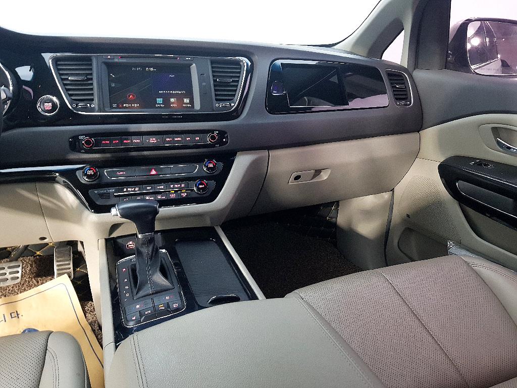 KIA Carnival - Vista 9