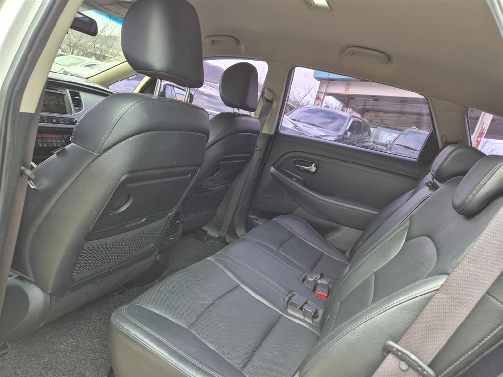 KIA Carens - Vista 11