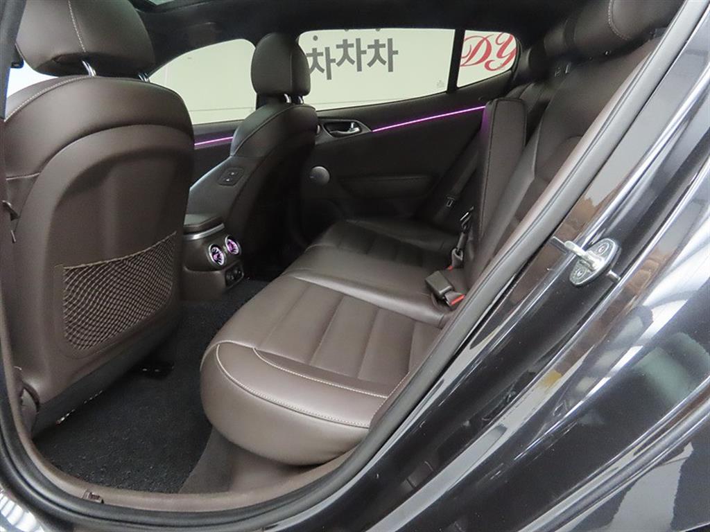 KIA Stinger - Vista 6