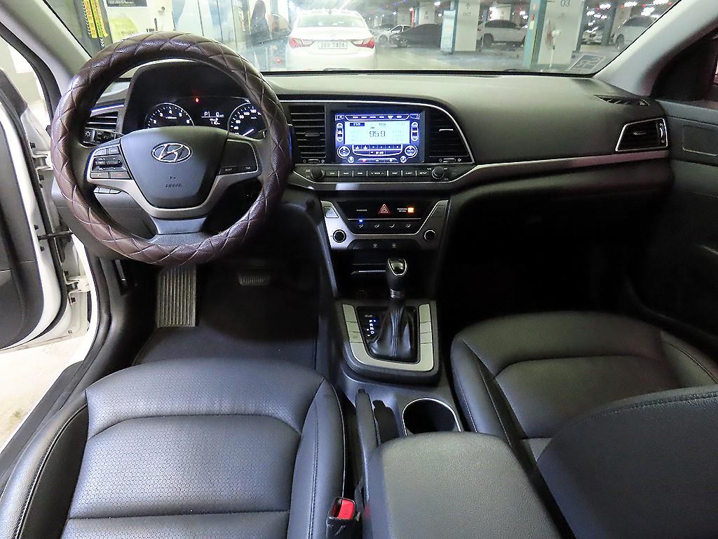 HYUNDAI Avante - Vista 10