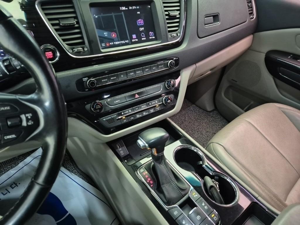 KIA Carnival - Vista 10