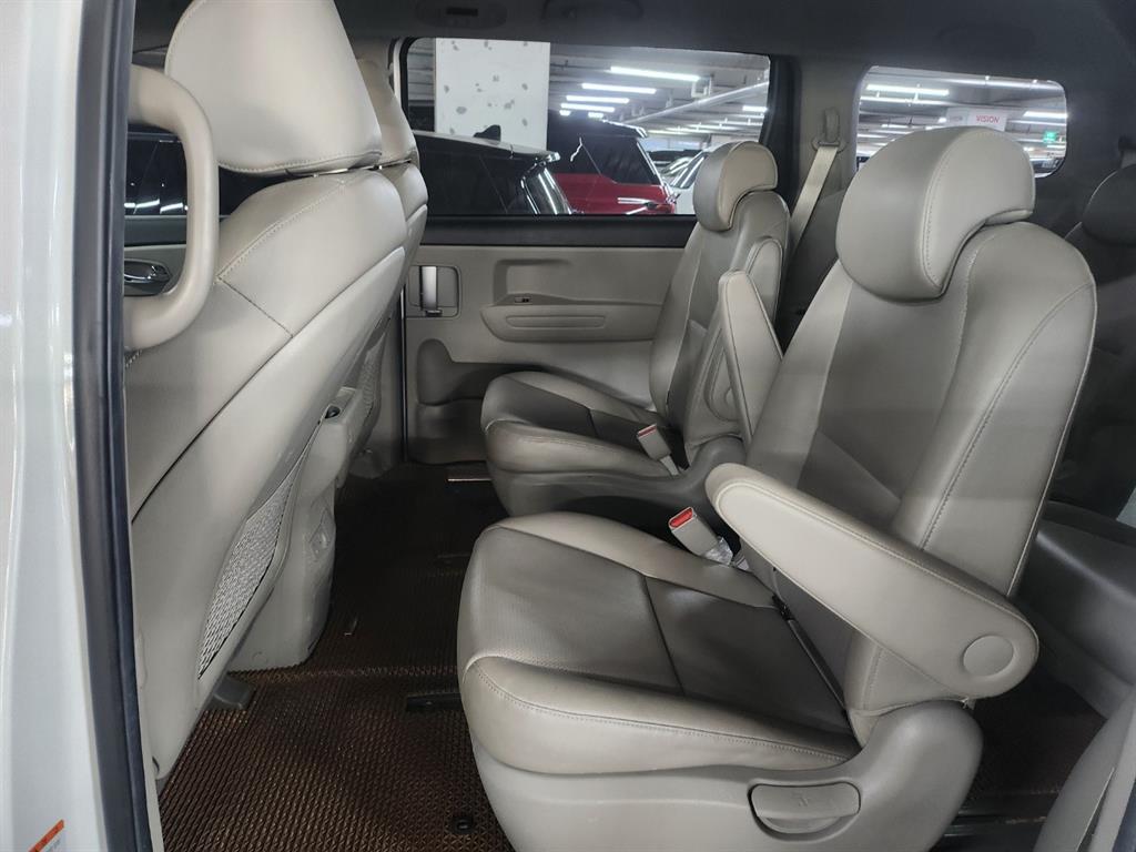 KIA Carnival - Vista 10