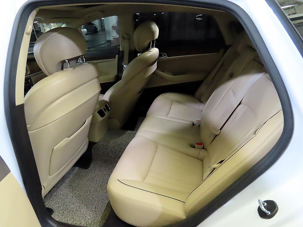 HYUNDAI Genesis - Vista 7