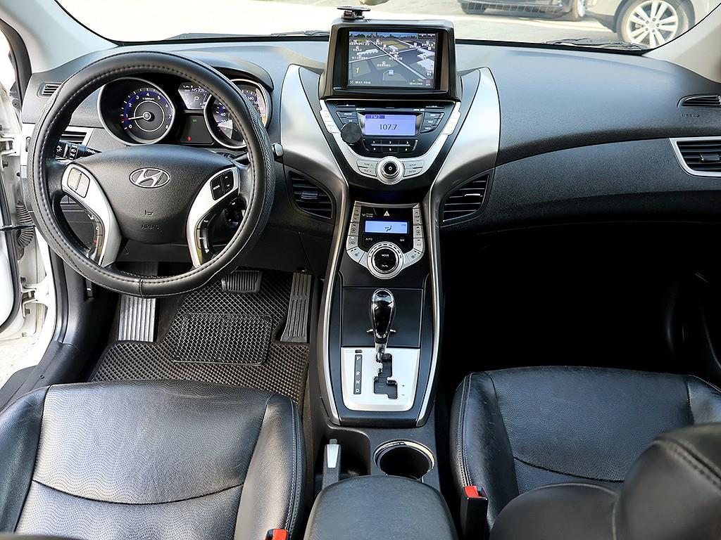 HYUNDAI Avante - Vista 9