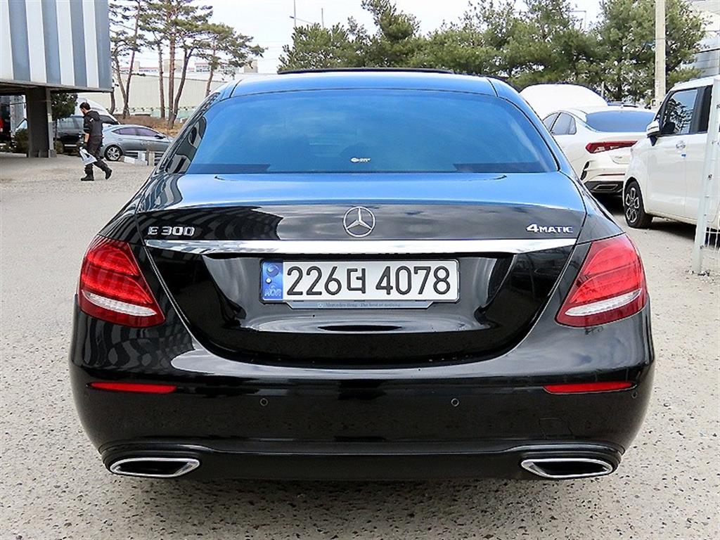 Mercedes Benz E class - Vista 4