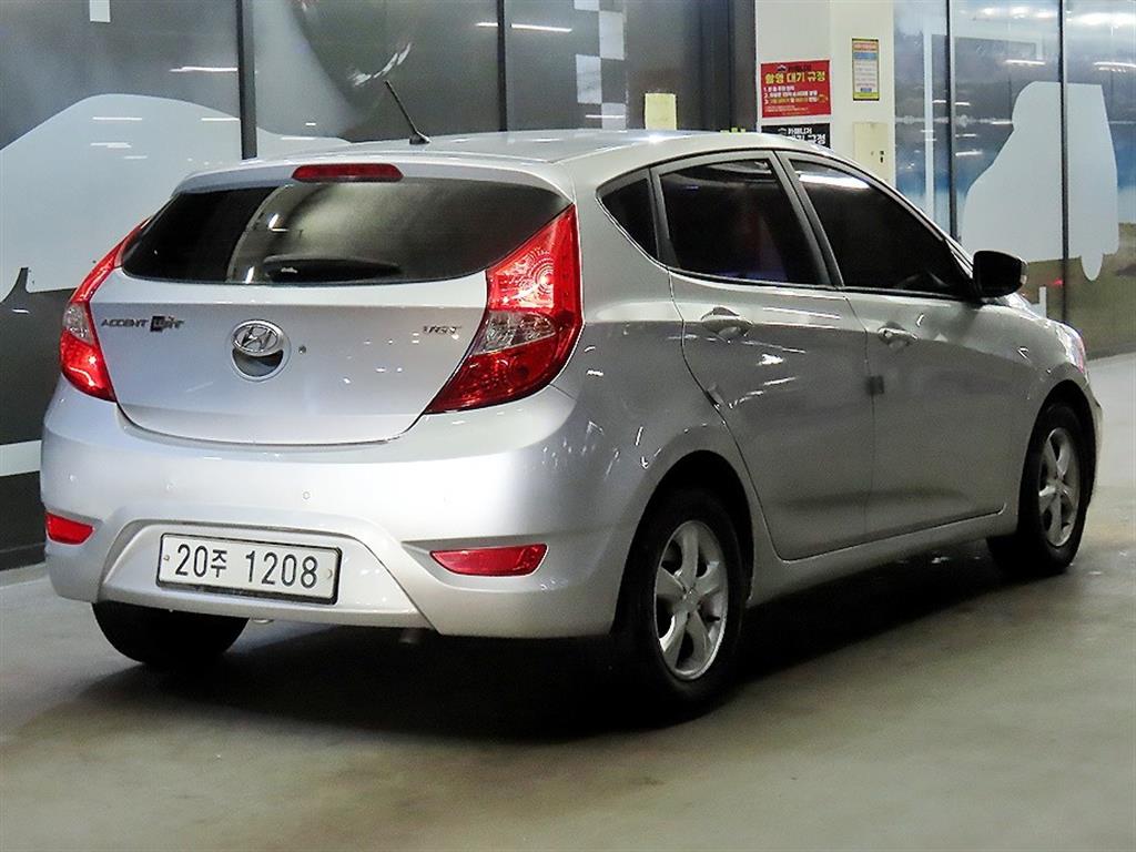 HYUNDAI Accent - Vista 4