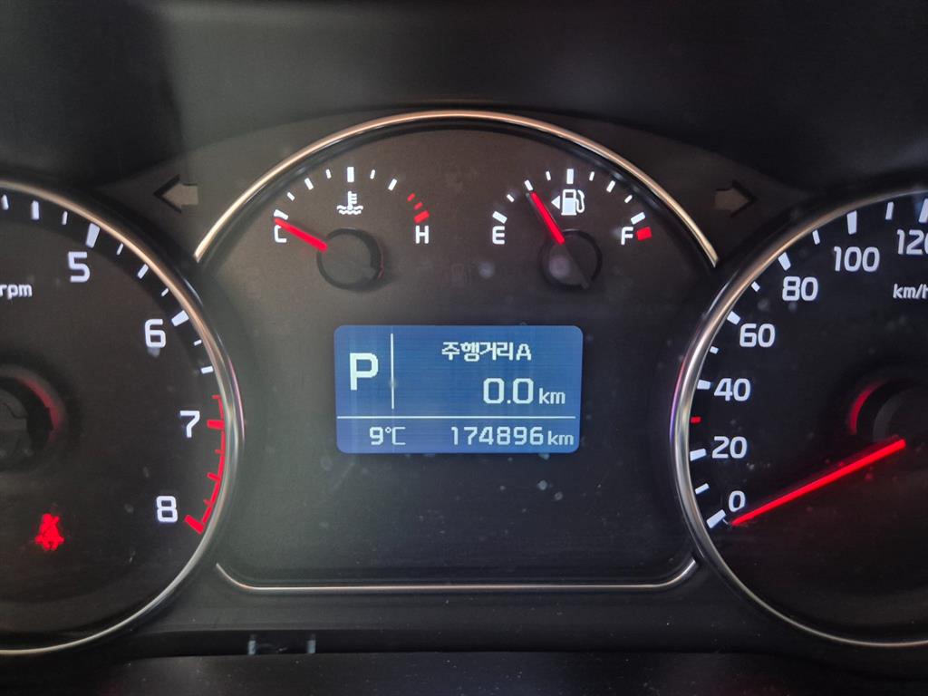 KIA Carens - Vista 5