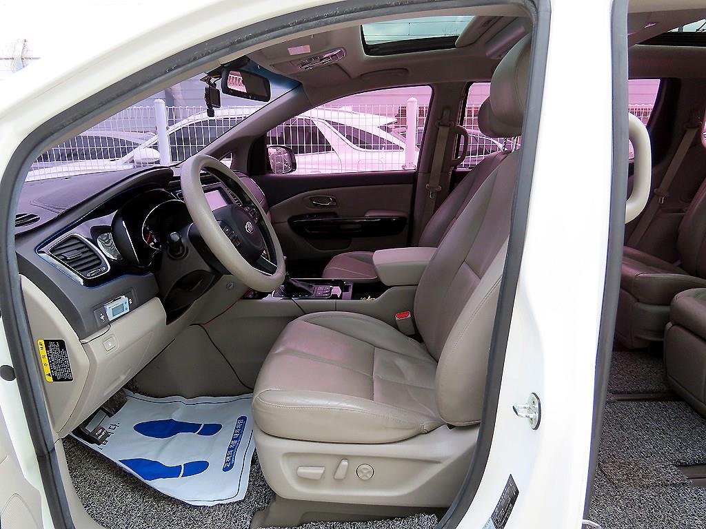 KIA Carnival - Vista 5