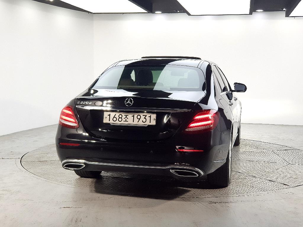 Mercedes Benz E class - Vista 3