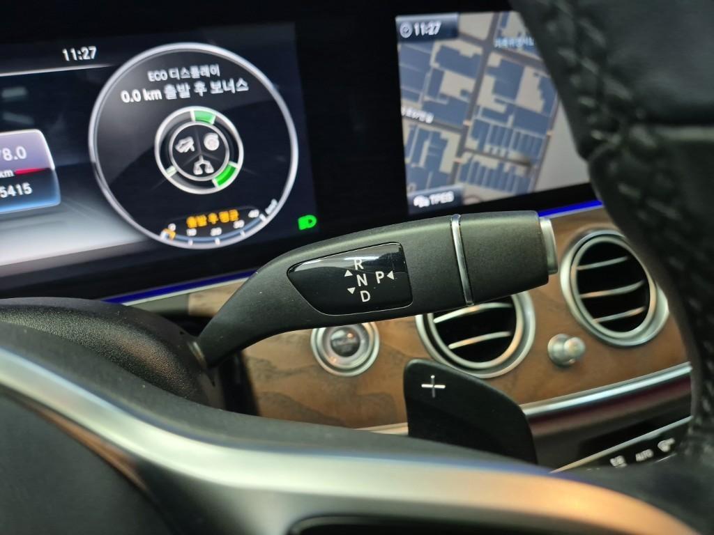 Mercedes Benz E class - Vista 12