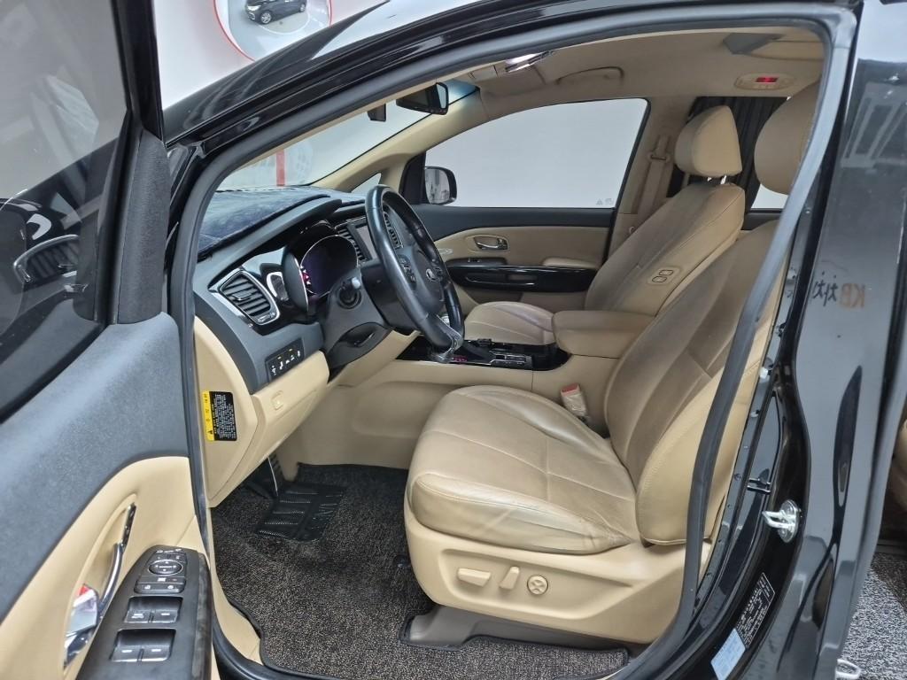 KIA Carnival - Vista 11