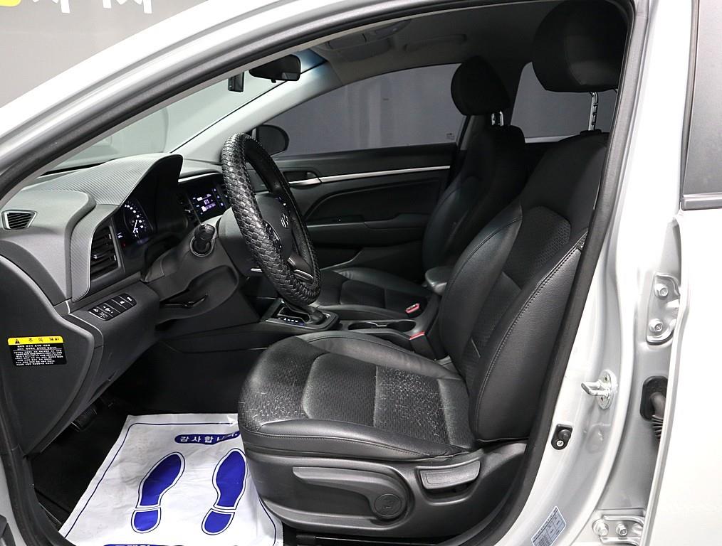 HYUNDAI Avante - Vista 9